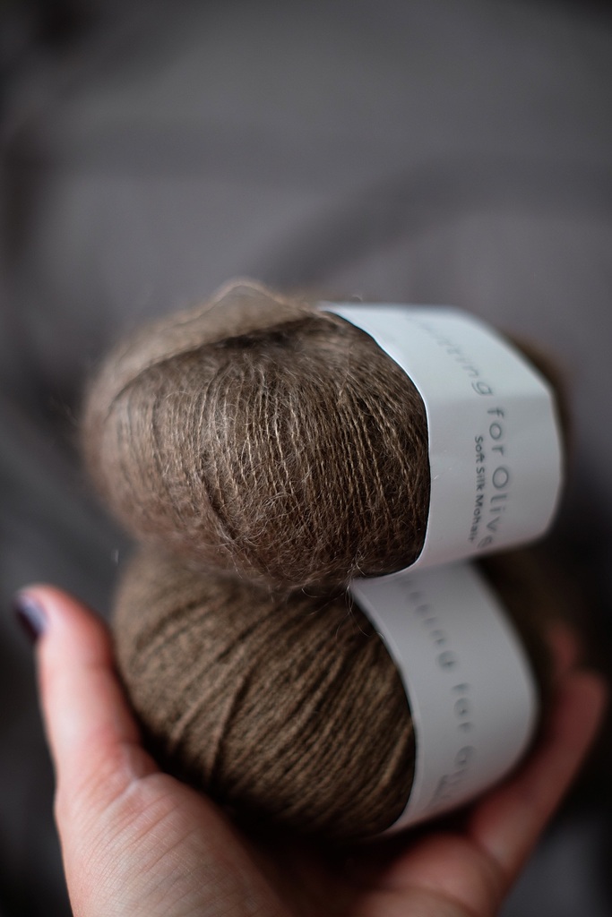 Рука, держащая два мотка пряжи Knitting for Olive Soft Silk Mohair и Merino | Hand holding two skeins of Knitting for Olive Soft Silk Mohair and Merino yarn